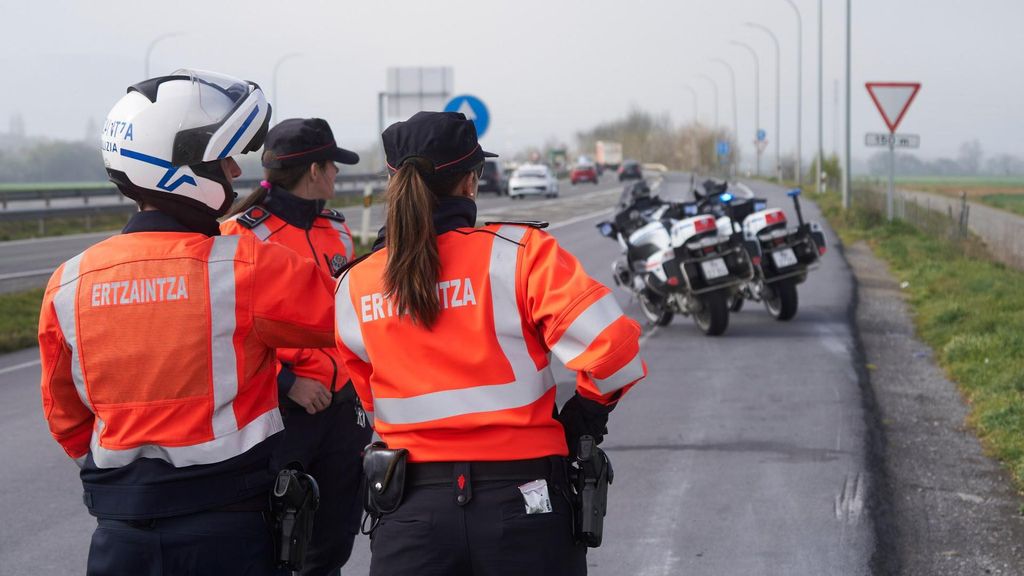 Agentes Ertzaintza en accidente de tráfico