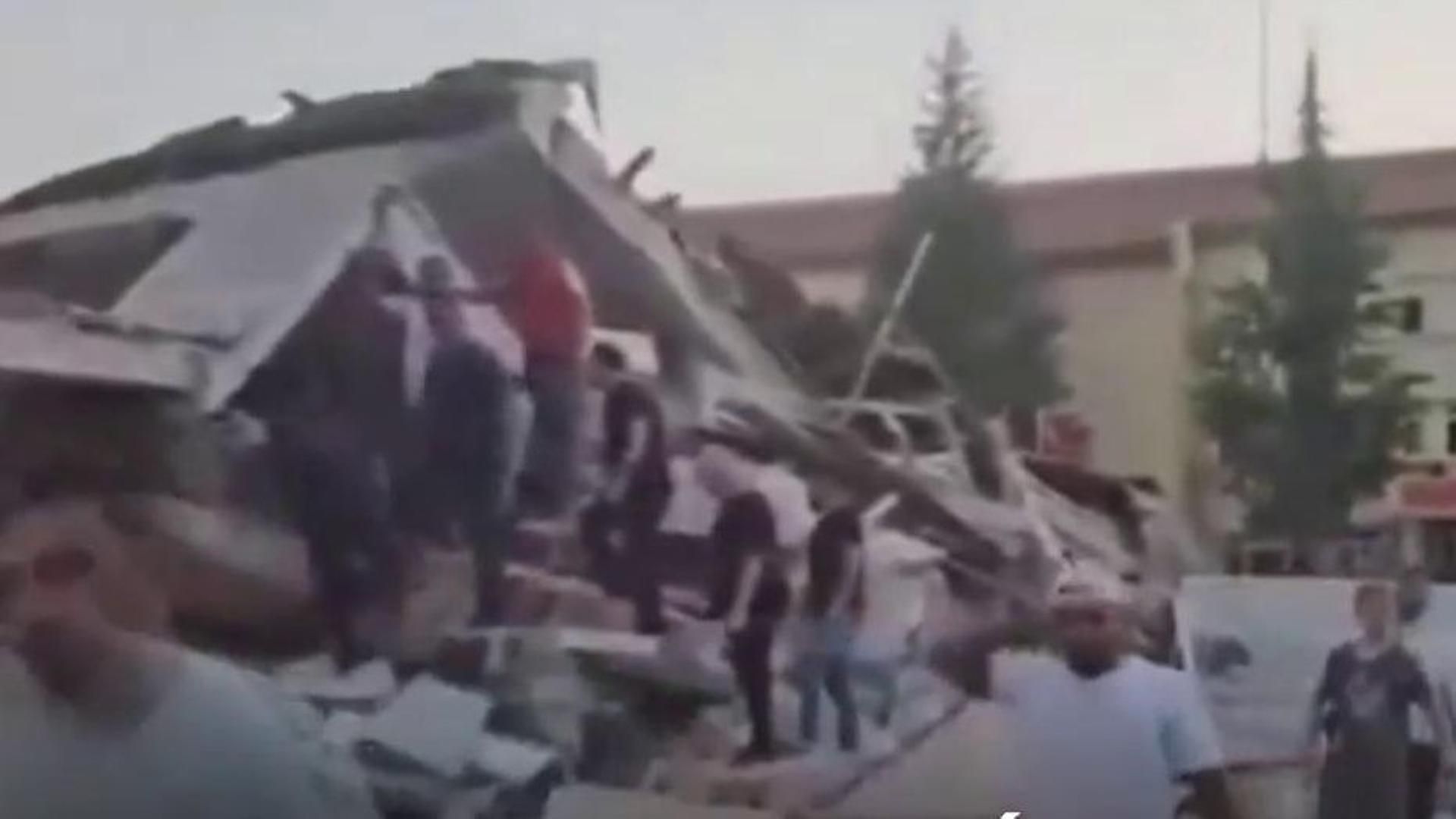 Al menos cuatro heridos y dos rescatados por un terremoto de magnitud 6,1 en el oeste de Turquía