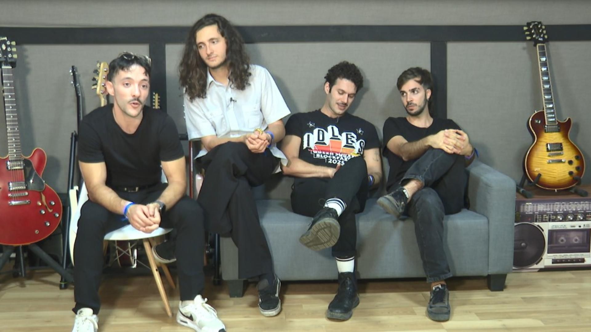 Arde Bogotá vuelve a la bodega en la que grabó parte de su primer disco