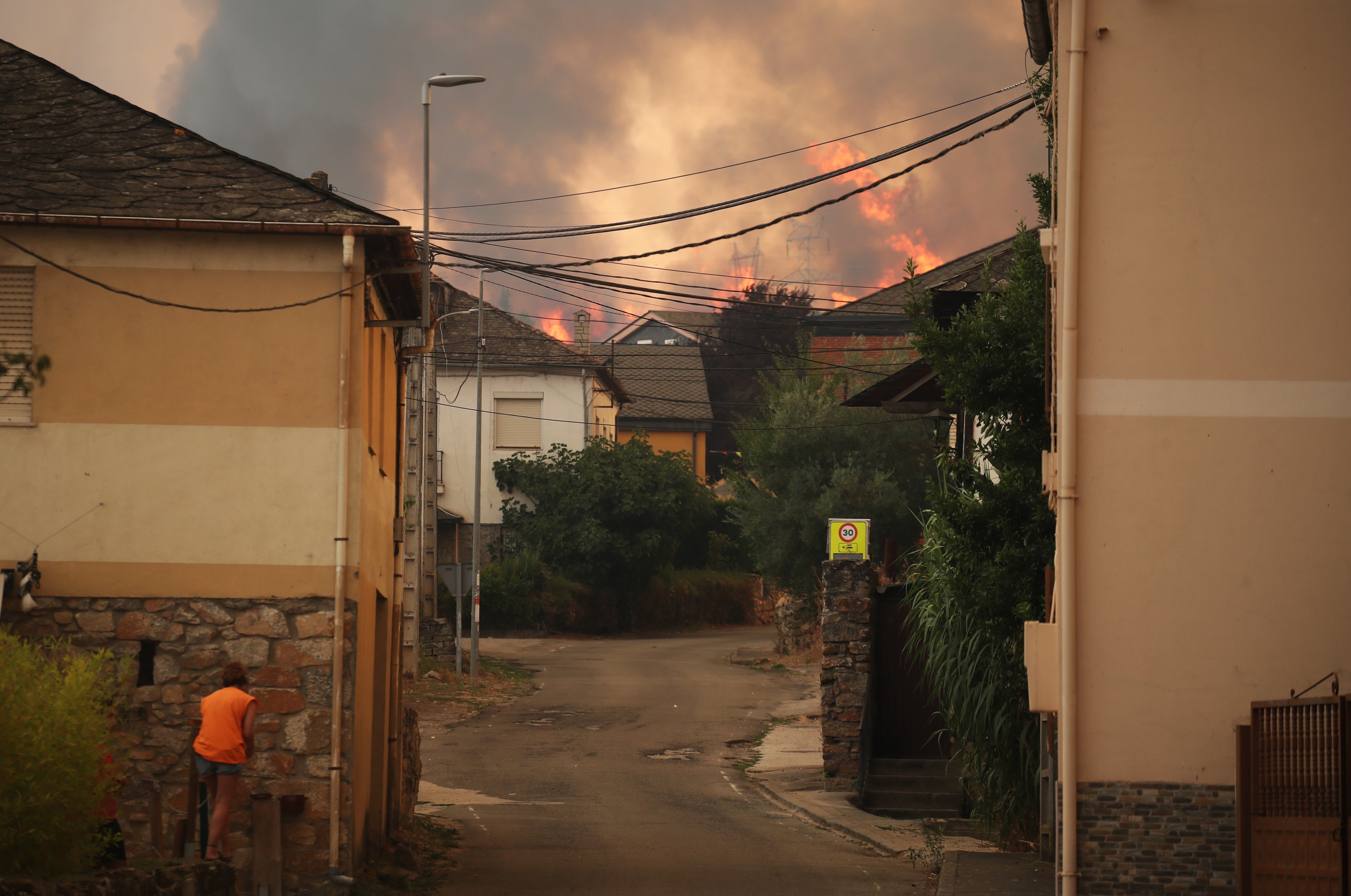 El fuego alcanza Las Médulas, Patrimonio de la Humanidad: 600 desalojados en varias poblaciones de la zona