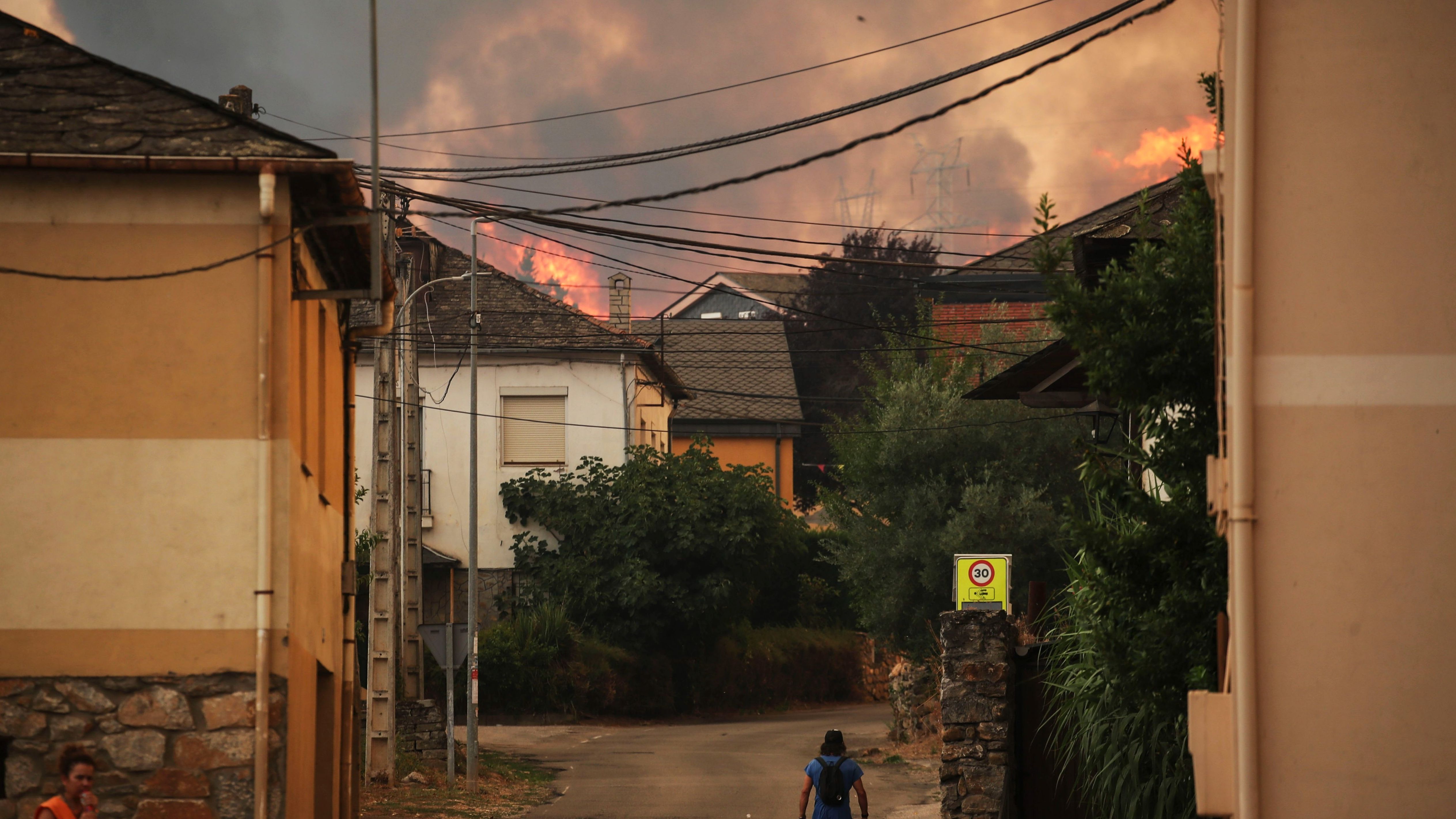 El fuego alcanza Las Médulas, Patrimonio de la Humanidad: 600 desalojados en varias poblaciones de la zona