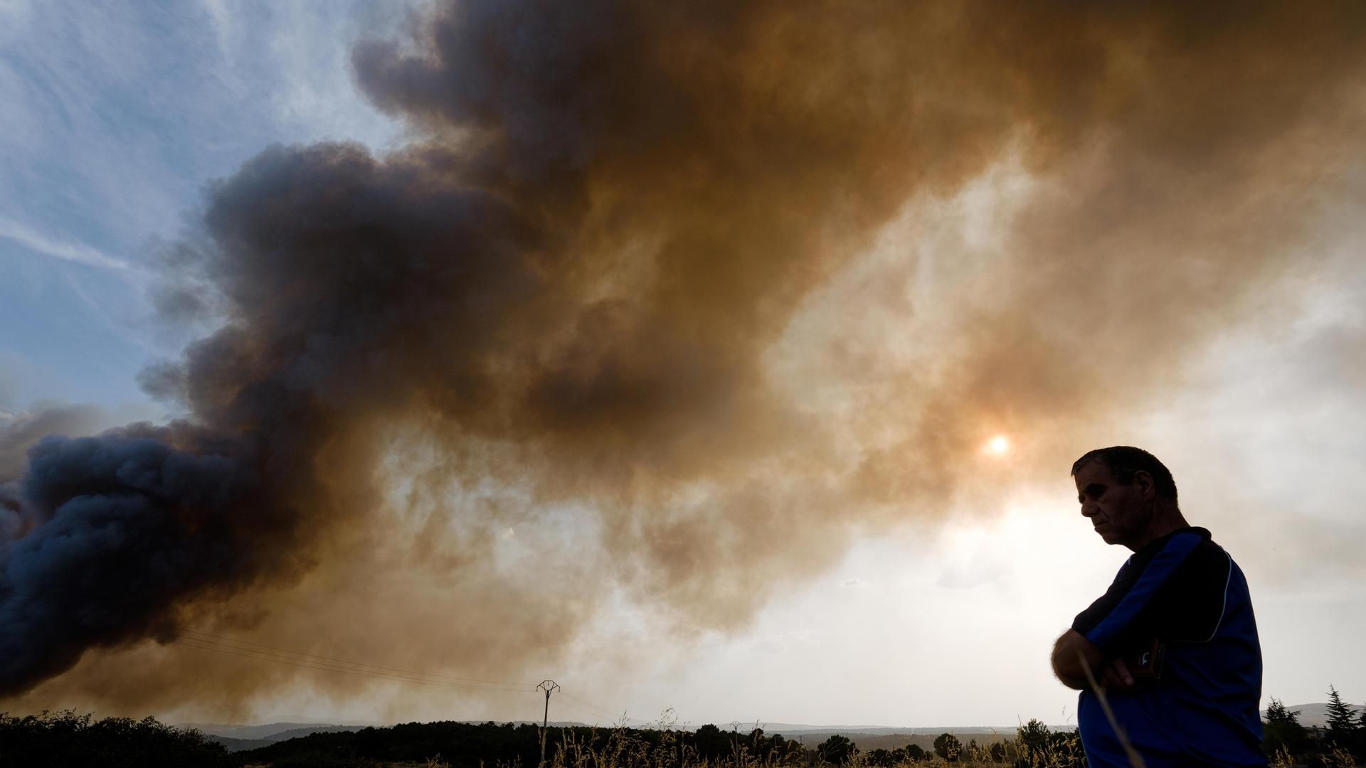 El incendio de San Bartolomé (Ávila) enfrenta una jornada de tiempo adverso en la que se esperan reactivaciones