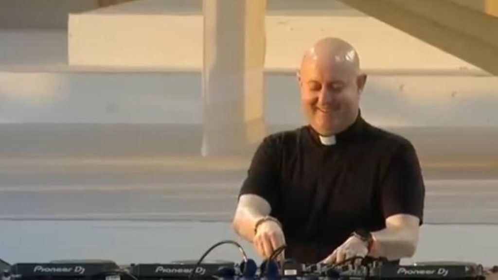 El padre Guilherme, el cura DJ, triunfa en el Medusa Festival de Cullera, en Valencia