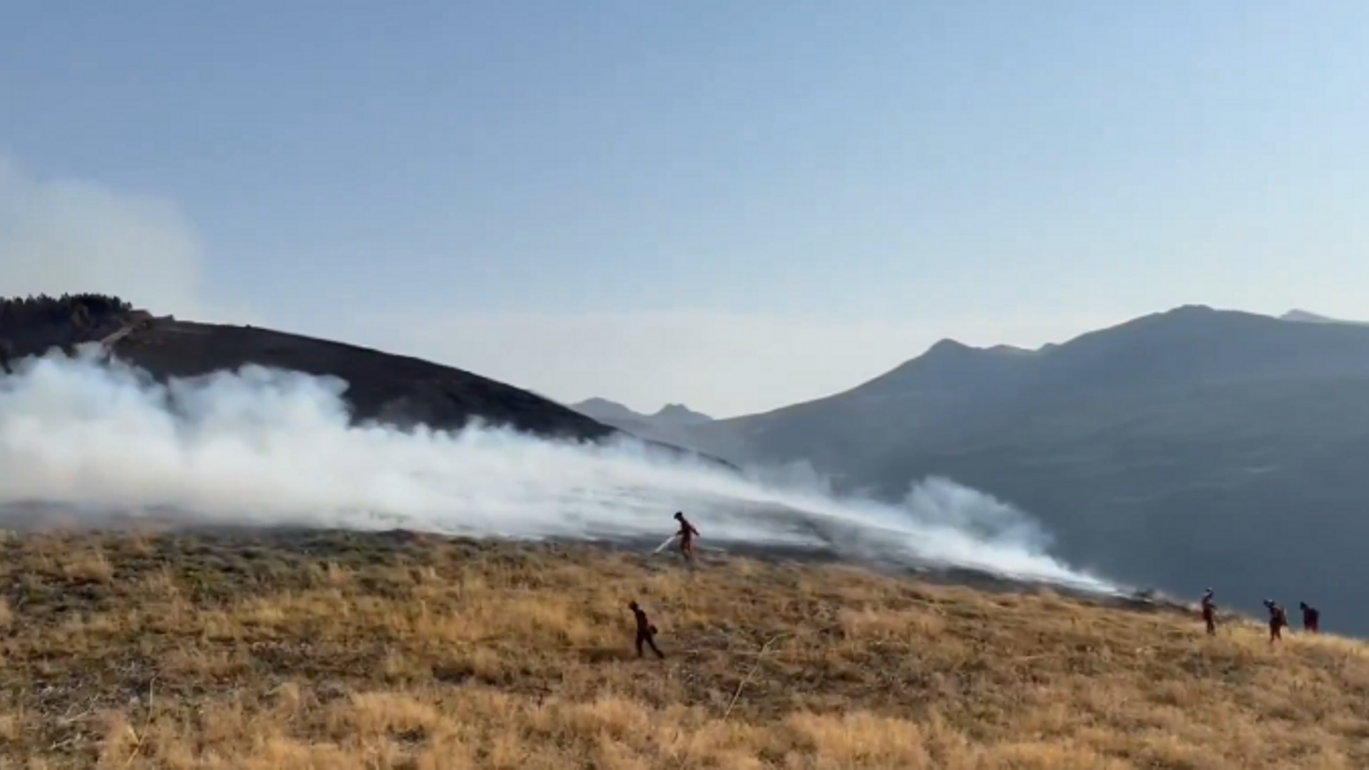 León, en llamas: la extinción del fuego en Llamas de Cabrera se complica y la carretera N-VI permanece cortada