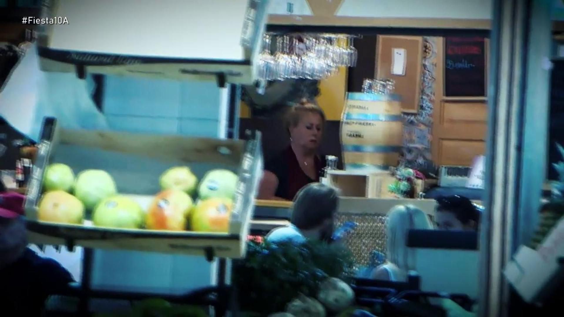 Mayte Zaldívar continúa regentando su puesto en el mercado de abastos de Marbella