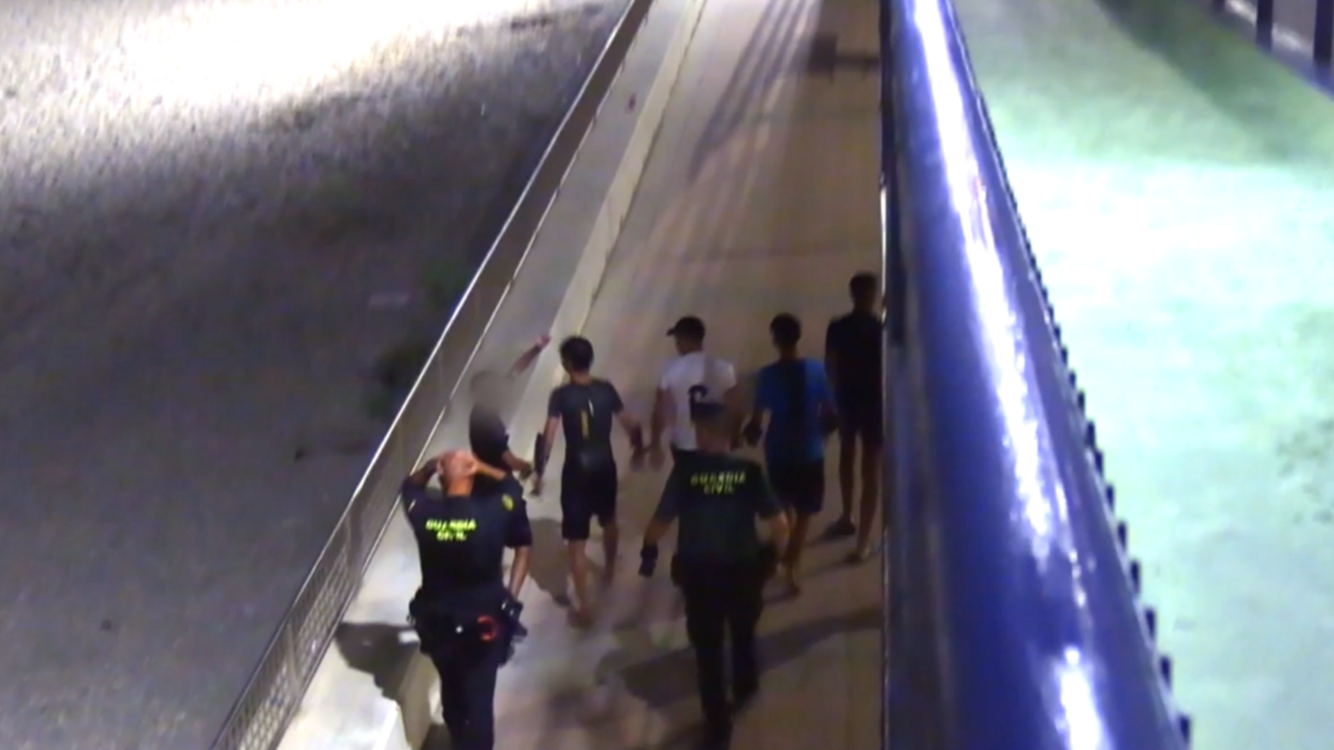 Noche de tensión en Ceuta: decenas de marroquíes, muchos de ellos menores, intentan llegar a nado a la ciudad