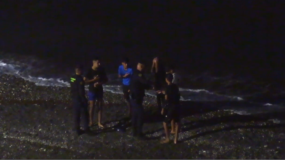 Noche de tensión en Ceuta: decenas de marroquíes, muchos de ellos menores, intentan llegar a nado a la ciudad