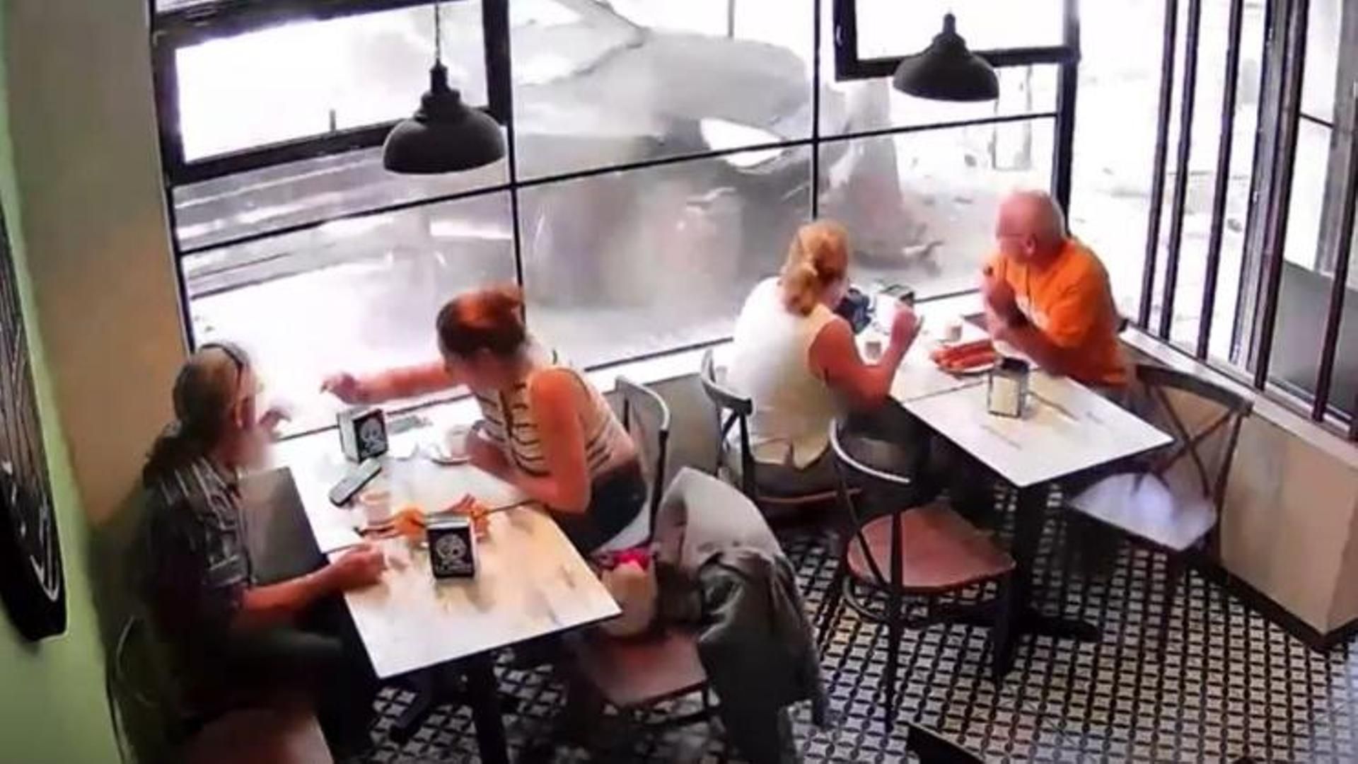 Un vehículo casi se empotra contra una cafetería tras colisionar con un taxi en Las Palmas