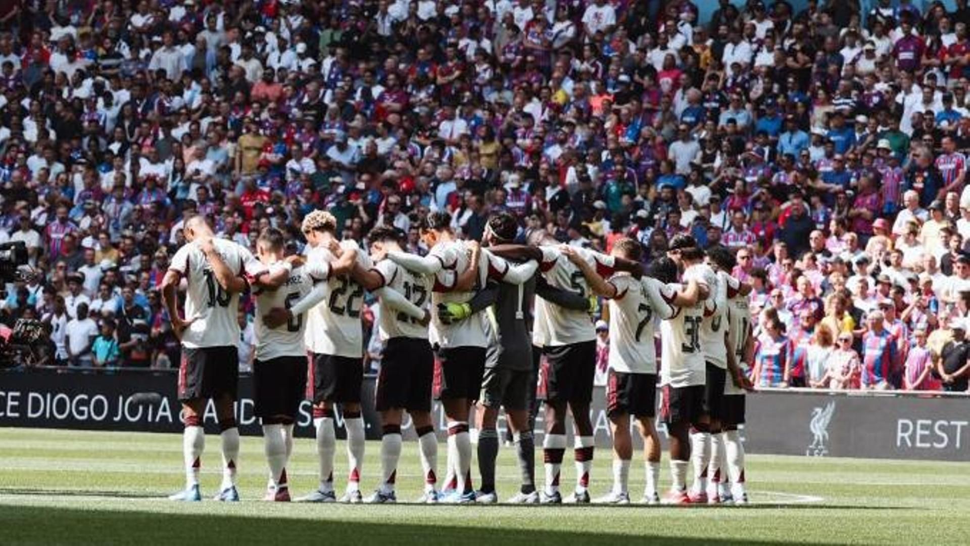 Wembley homenajea a Diogo Jota y André Silva antes de la Community Shield