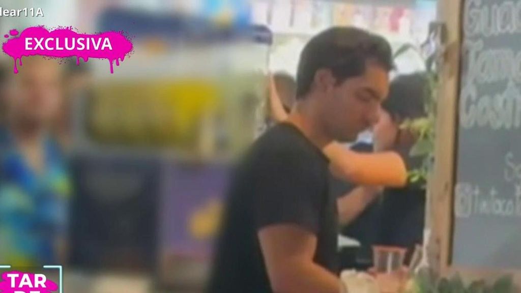 'Tardear' capta a Alejandro Reyes, hijo de Ivonne Reyes, trabajando como camarero en las fiestas de San Cayetano de Madrid