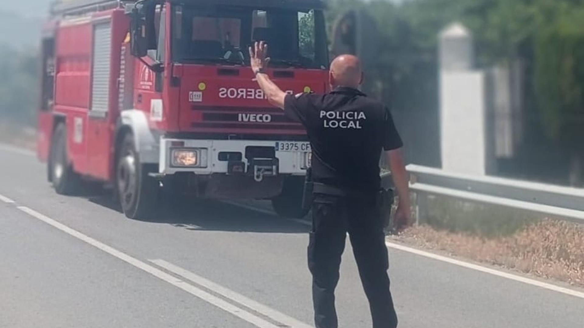 Agente de Policía Local y camión de bomberos