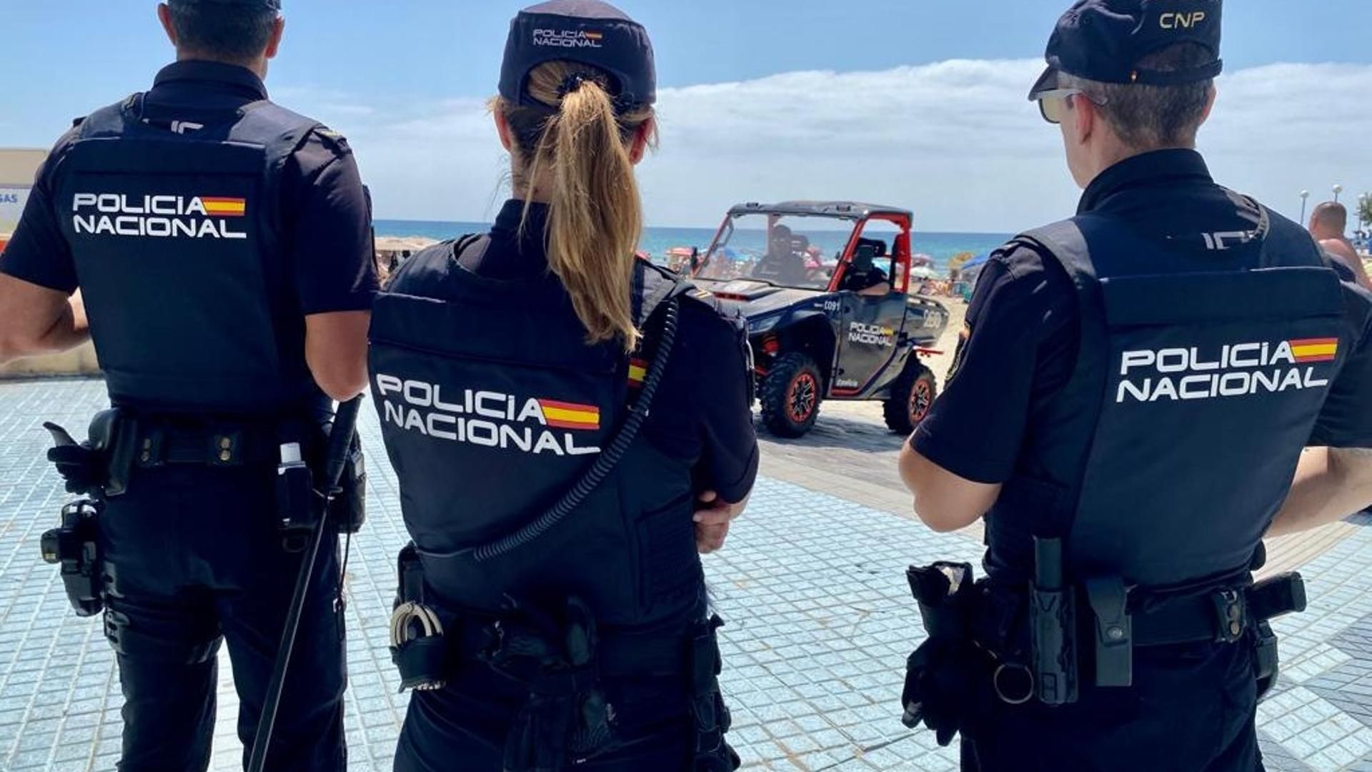 Agentes de la Policía Nacional en una playa