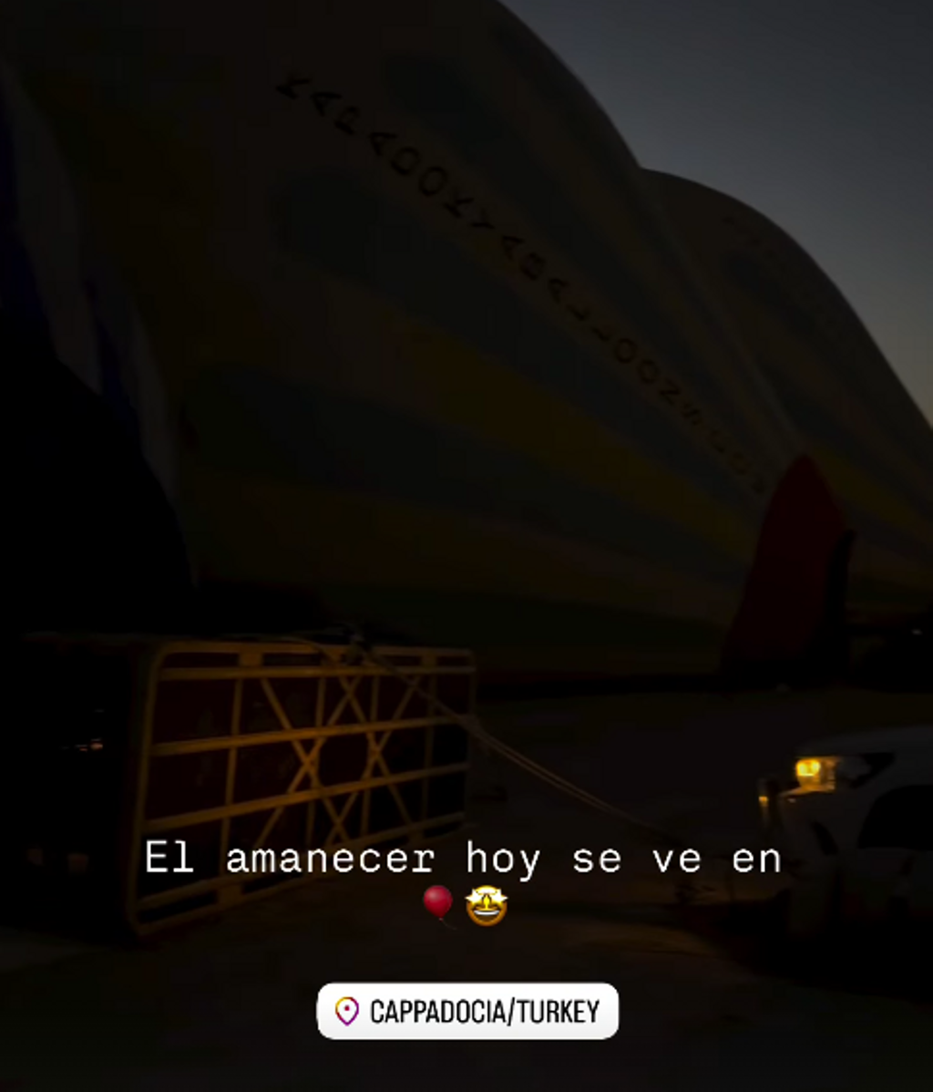 Alma Bollo disfrutando del amanecer en la Capadocia