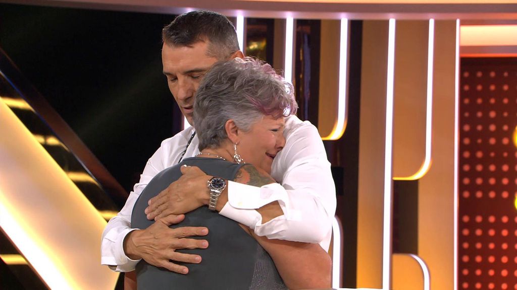 Ángela, una de las afectadas por la DANA, rompe a llorar al conocer la suma de dinero que se lleva a casa ¡Allá tú! 2025 Top Vídeos 9