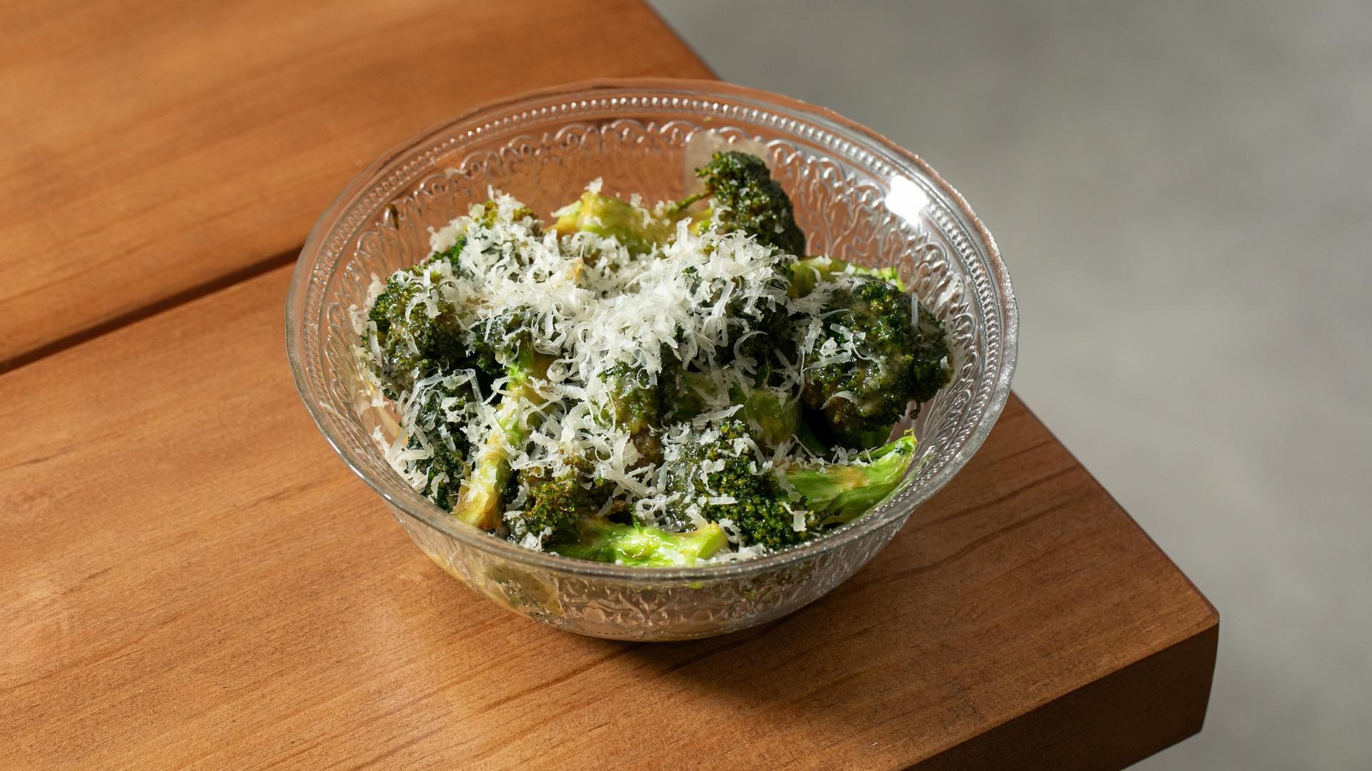 Brócoli crujiente con salsa de cacahuete, miel y queso parmesano