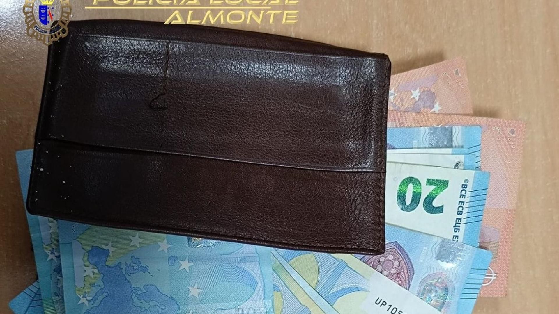 Cartera con numerosos billetes