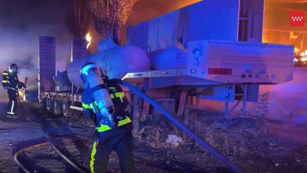 Desalojan un hotel en Getafe, Madrid por el incendio en una nave industrial cercana