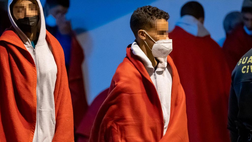 Dos migrantes menores recién llegados al muelle de Punta Mujeres, Lanzarote, en una imagen de archivo