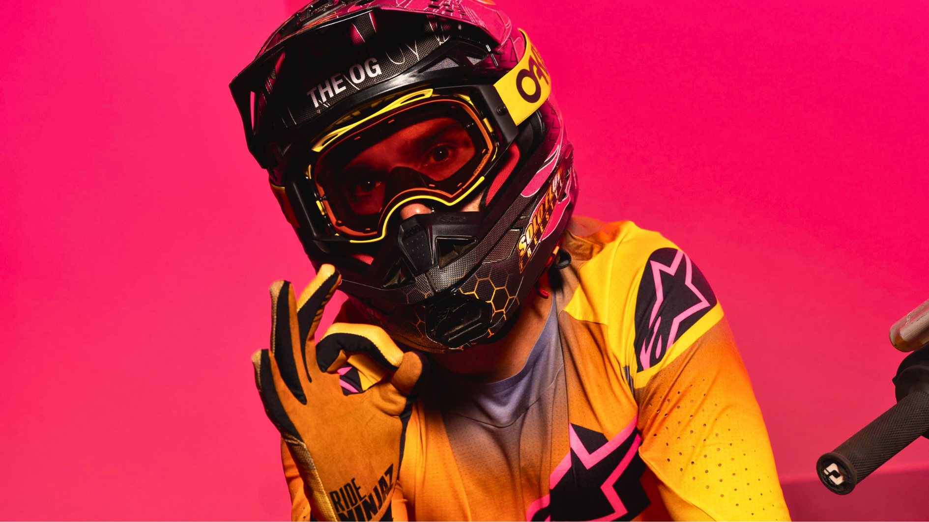 Edgar Torronteras posa con el casco puesto