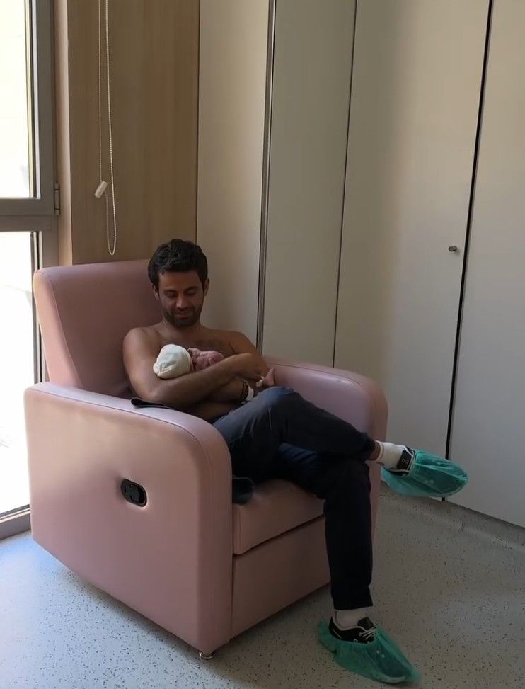Eduardo Zouein hace piel con piel con su bebé