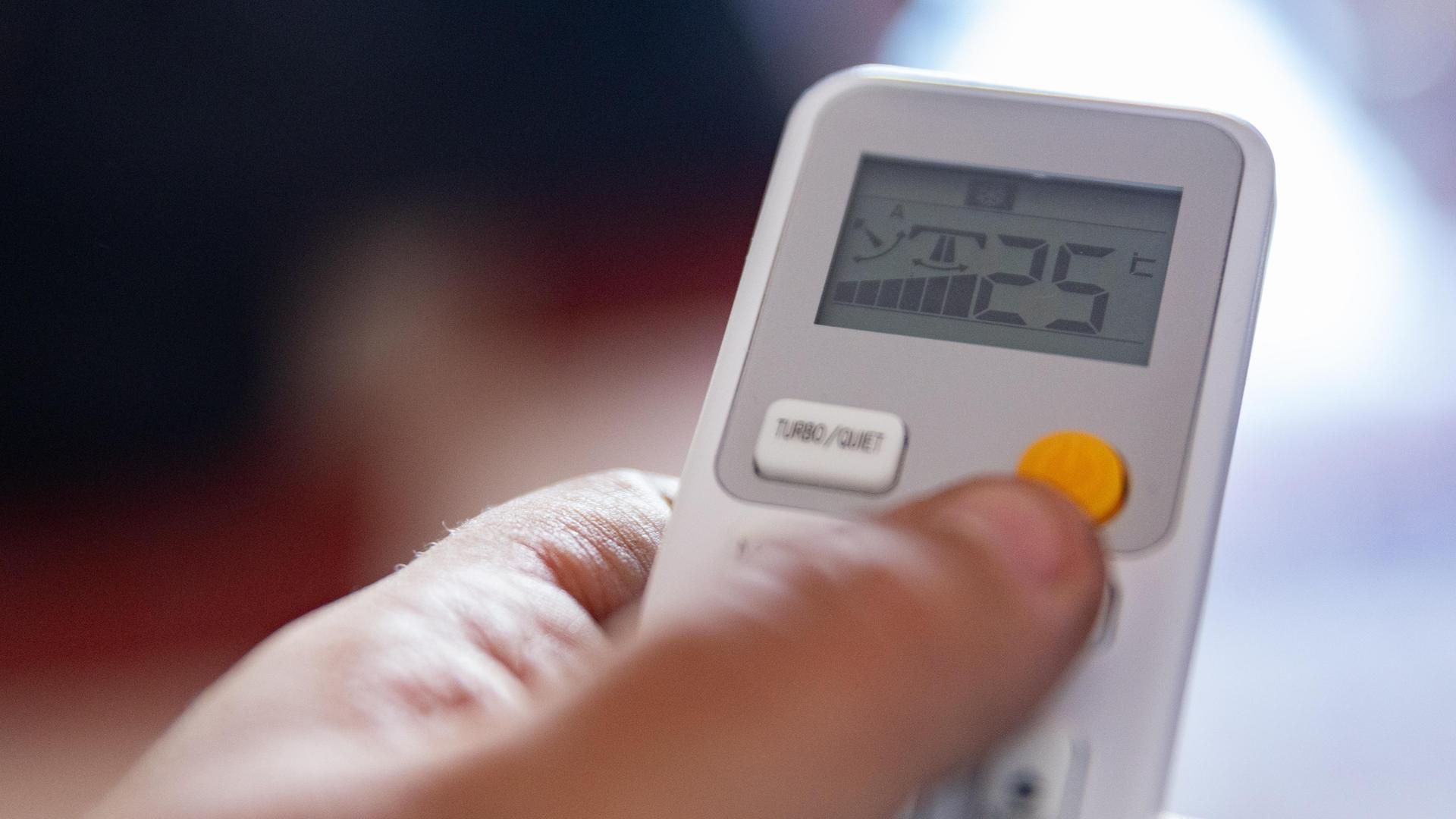 El peligro de usar el aire acondicionado en plena ola de calor: favorece la aparición de contracturas