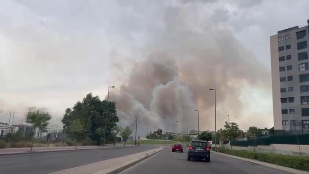 Incendio en Tres Cantos: las llamas ya amenazan algunas de las viviendas