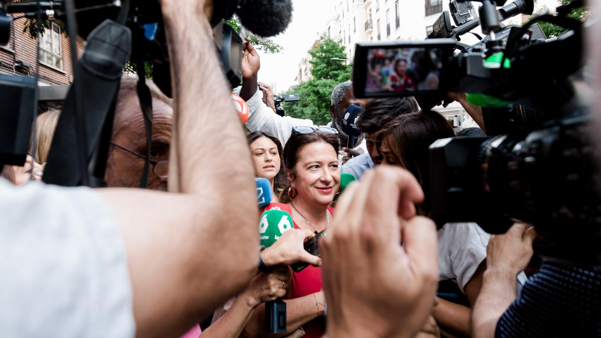 La exconcejal socialista Leire Díez a su salida de la sede del PSOE en Ferraz, Madrid
