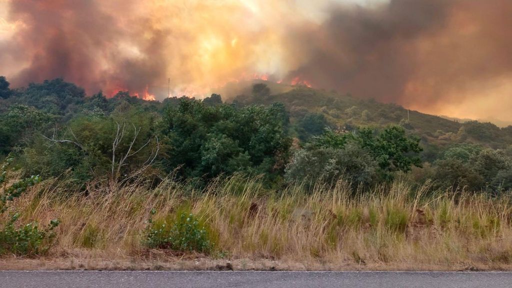 Las rachas de viento complican el incendio de Las Médulas, en León: Carucedo pedirá la declaración de la zona catastrófica
