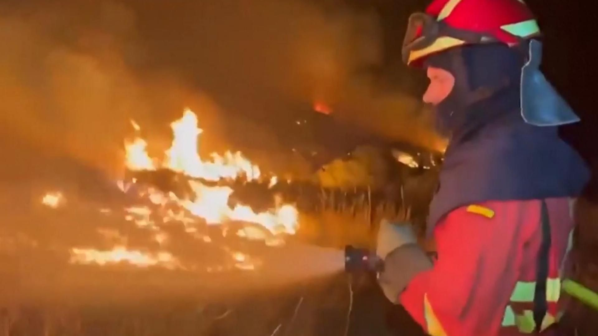 Los bomberos de la UME han permanecido luchando contra las llamas en el paraje natural de Las Médulas