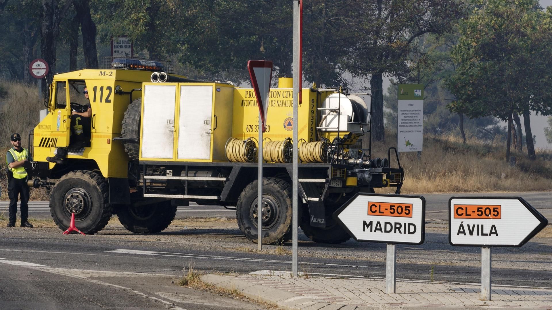 Madrid refuerza los medios para combatir el incendio de San Bartolomé de Pinares, Ávila