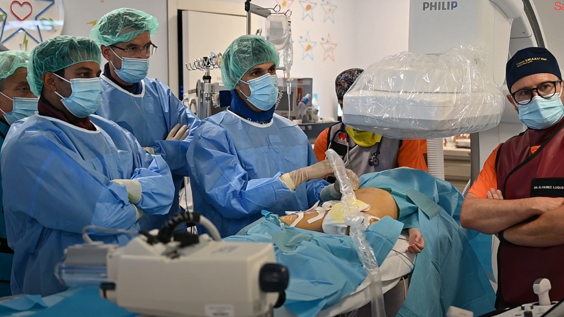 Médicos que han participado en el primer cateterismo linfático pediátrico en España