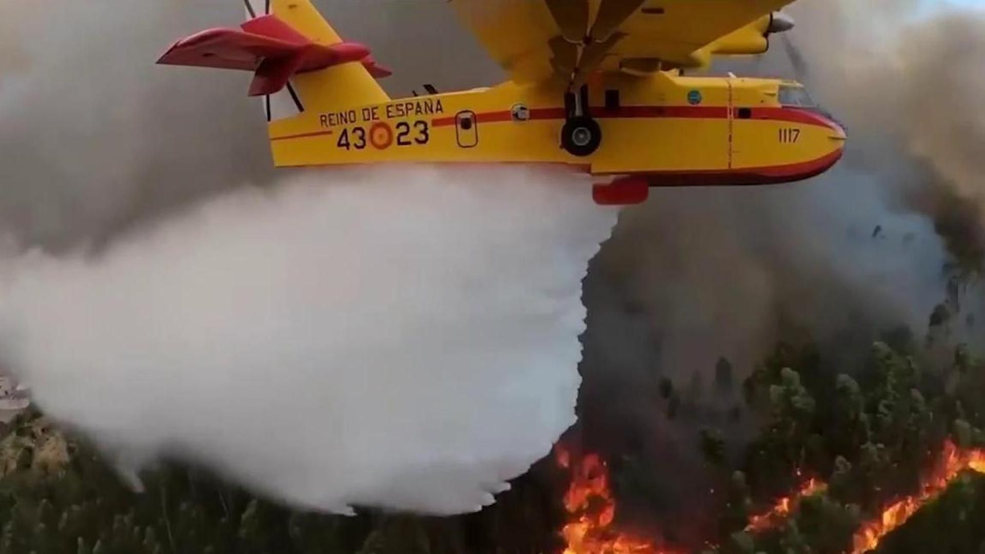 Nueve horas al día en el aire para frenar el fuego: así trabajan los ‘apagafuegos’ del Ejército