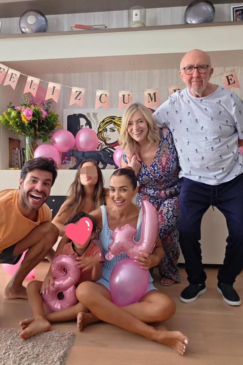 Paula Echevarría, su hija Daniella y el resto de su familia, durante su cumpleaños