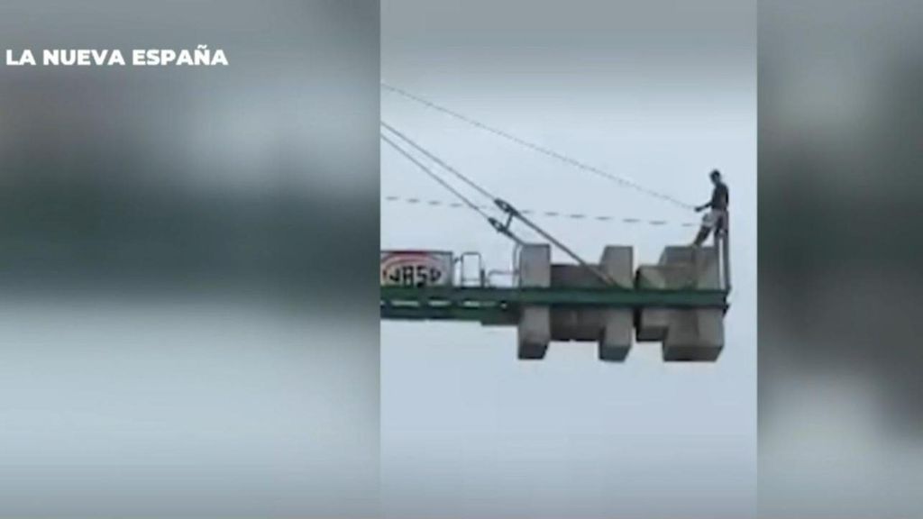 Tensa negociación policial en Gijón, Asturias, tras subirse un joven a una grúa a más de 30 metros de altura