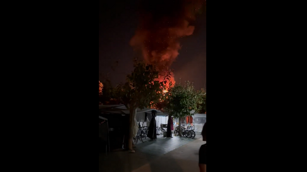 Un incendio obliga a desalojar un camping del Vendrell, en Tarragona: el fuego se ha producido sobre varias caravanas