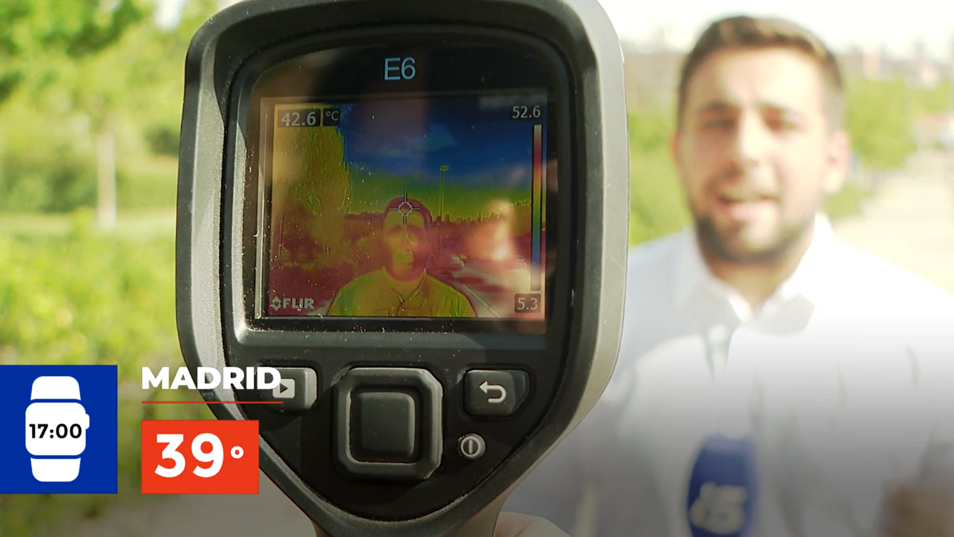 Una cámara termográfica capta los cambios bruscos de temperatura en verano: de 40º en plena calle a 20º en una tienda