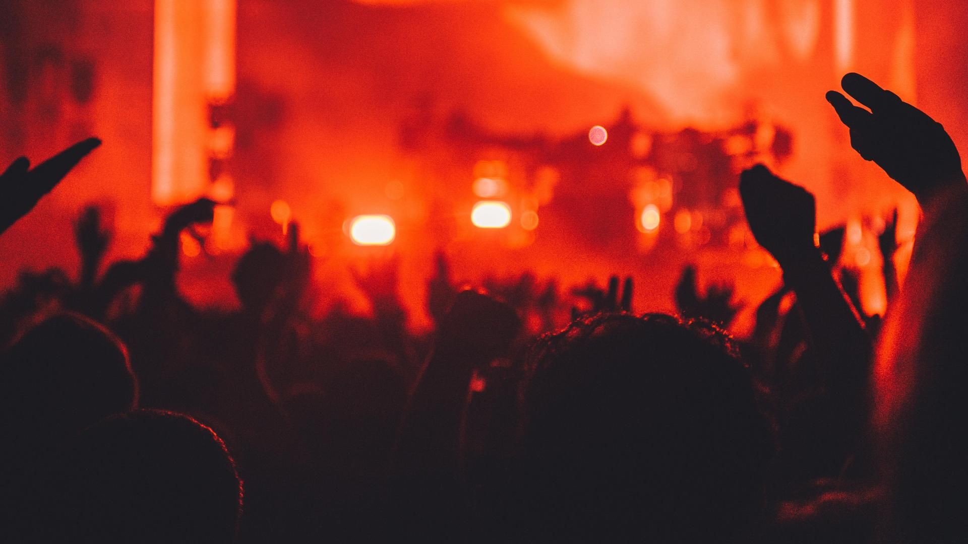 Una fiesta ‘rave’ clandestina concentra a 2.000 personas en el pantano de Santa Teresa, Salamanca