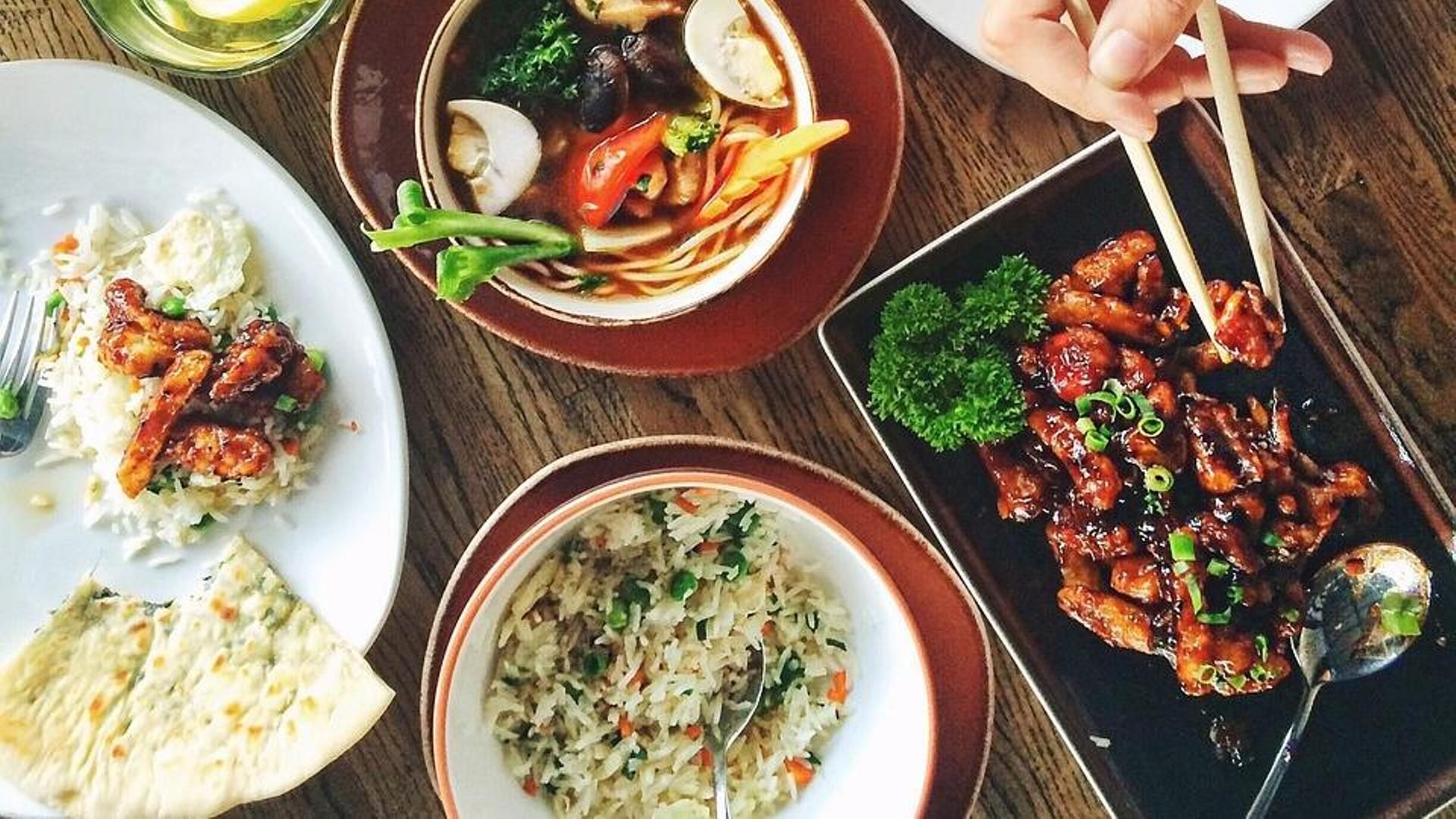 Varias presentaciones de comida oriental