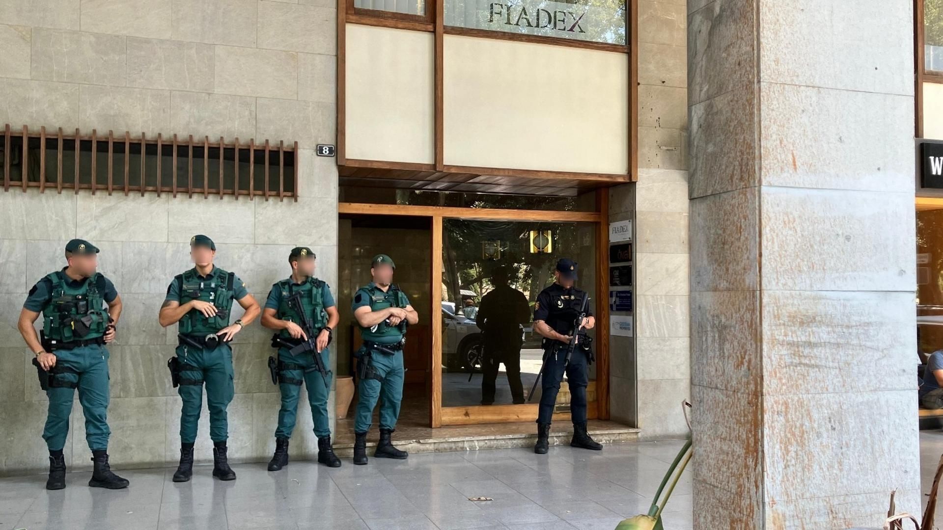 Agentes de la Guardia Civil y la Policía Nacional desplegados frente a un edificio en Palma en el marco de una operación contra el blanqueo de capitales