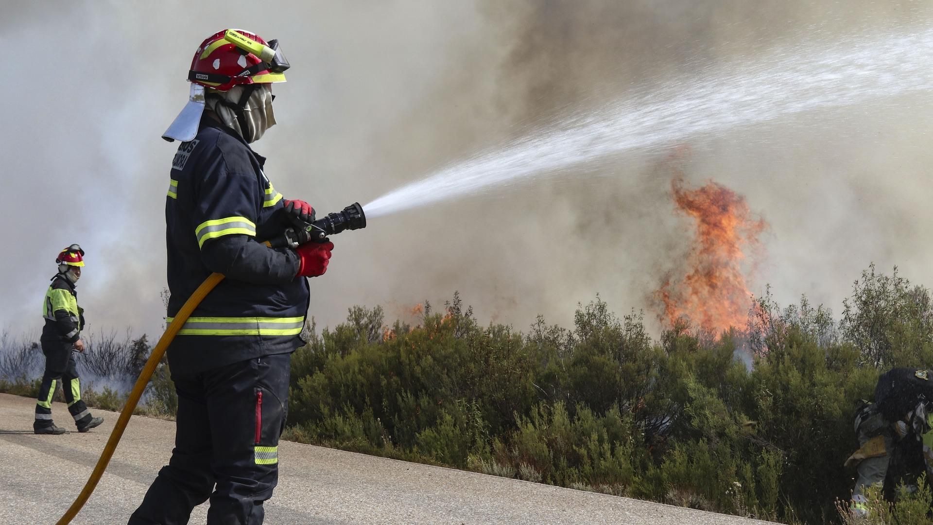 Brigadistas trabajan en la extinción del Incendio forestal que afecta a Puercas (Zamora), en la Sierra de la Culebra