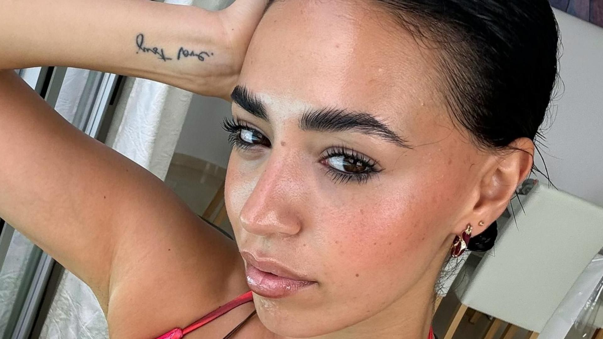 Carla Flila enseña su encía ensangrentada tras una intervención por una negligencia médica