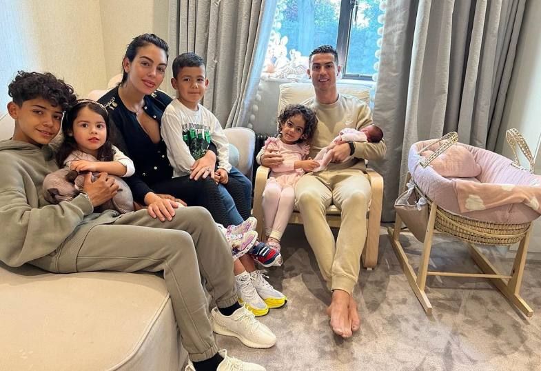 Cristiano Ronaldo y Georgina Rodríguez, con sus cinco hijos