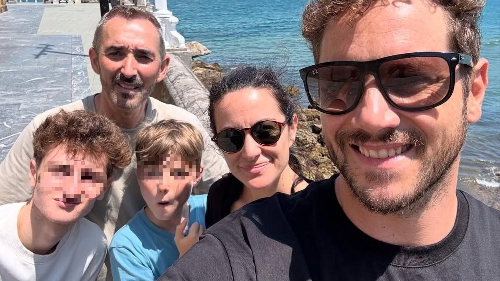 Daniel diges junto a sus dos hijos, Galileo y Eliot