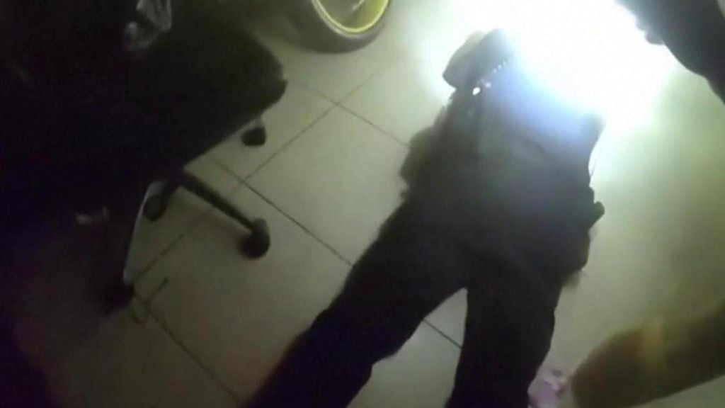 El impresionante rescate al límite de un policía a un hombre atrapado en su casa por las llamas en EEUU