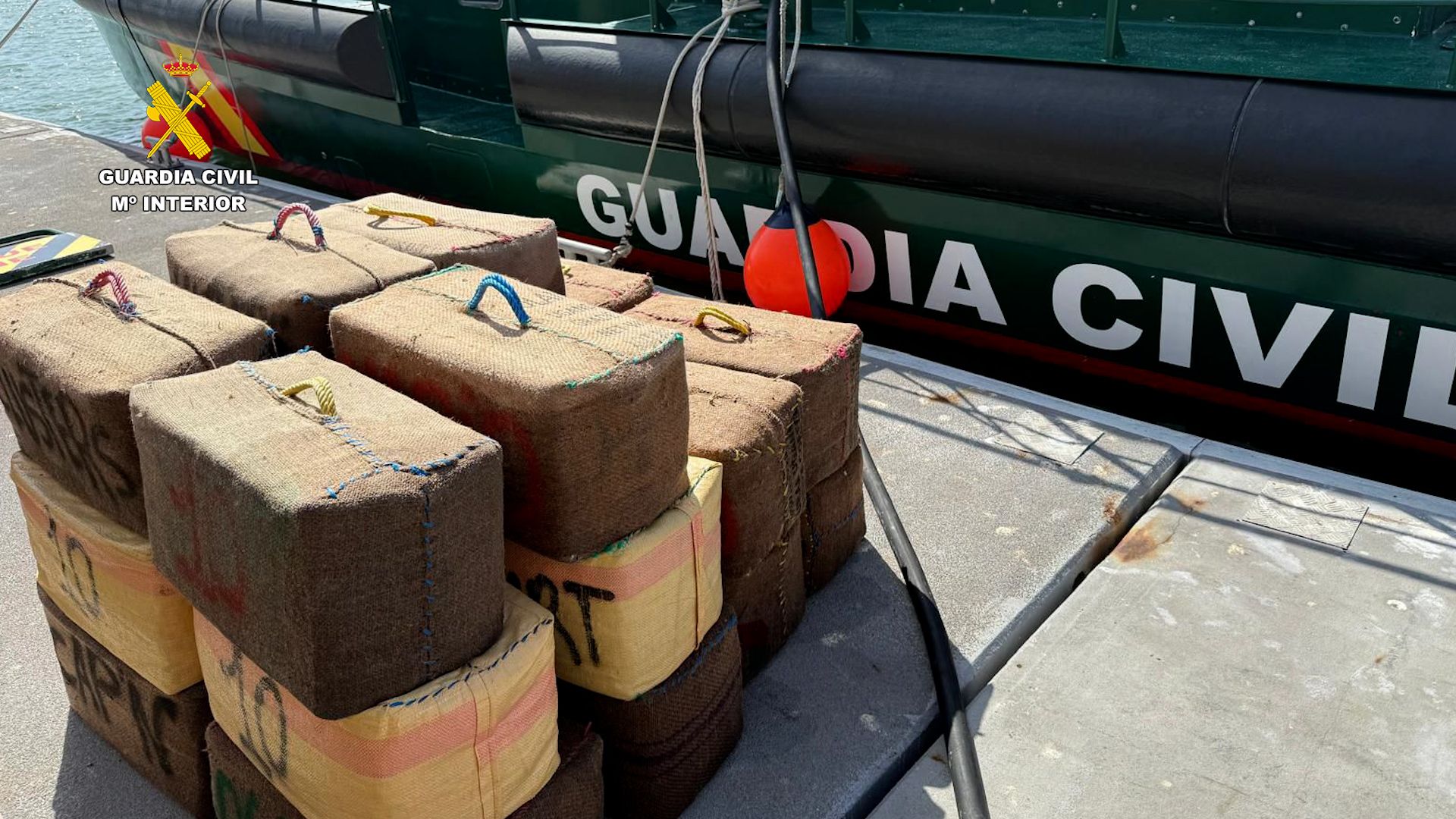 Fardos de hachís incautados en Cádiz