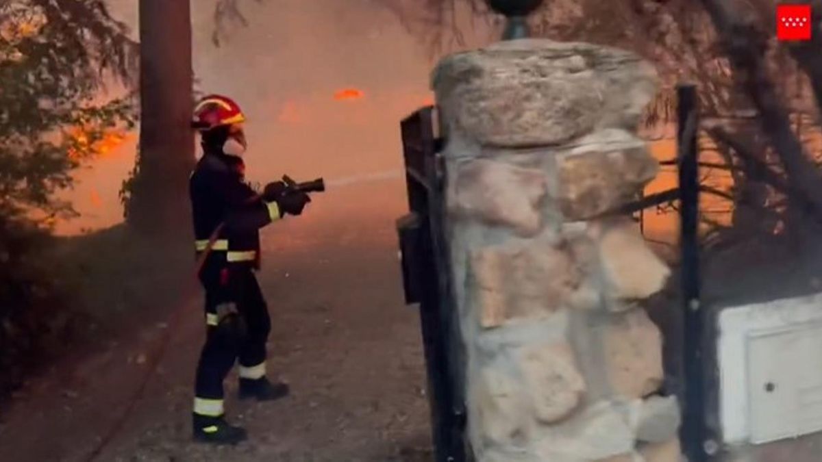 Los desalojados por el incendio de Tres Cantos comienzan a regresar a sus  casas