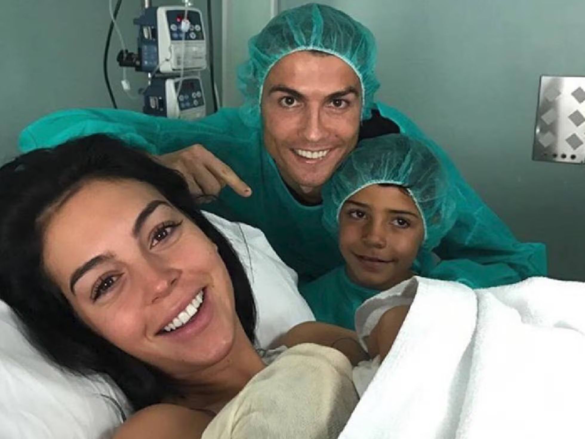 La familia posó para celebrar el nacimiento de Alana