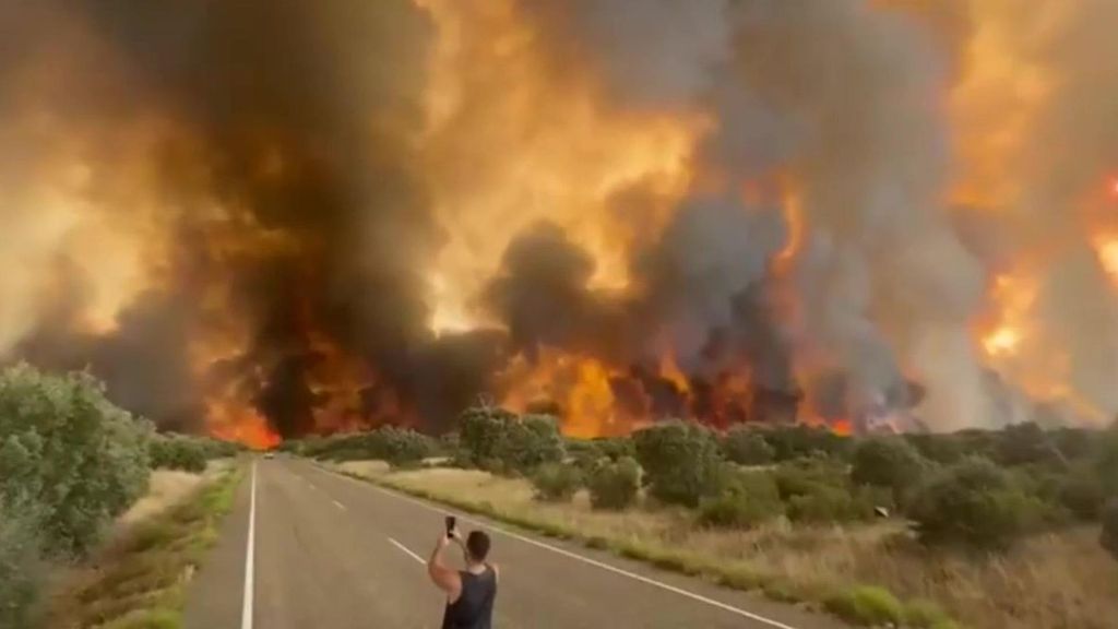 La lucha contra las llamas en la provincia de León se complica por fuertes vientos