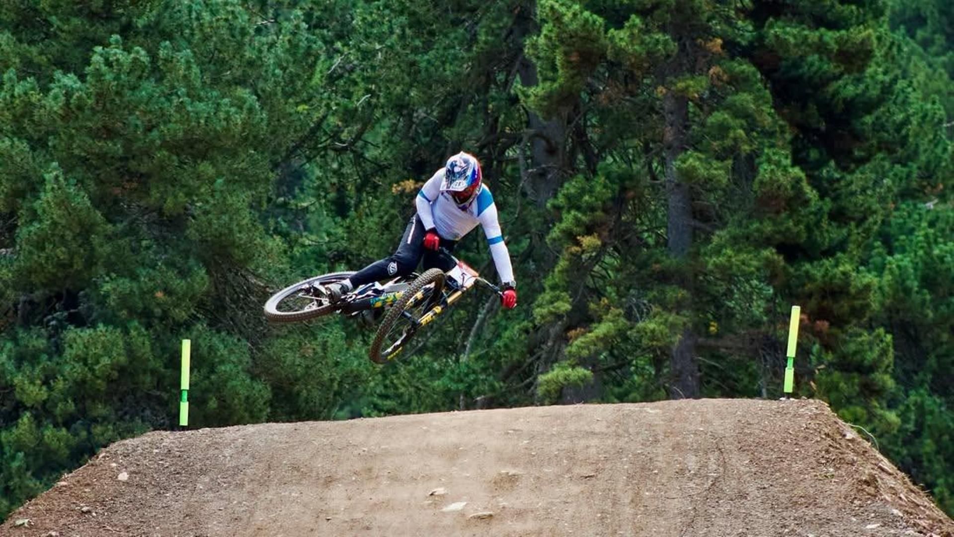 La Unión Ciclista Internacional inhabilita a Edgar Carballo, seis veces campeón de España de enduro, por acoso sexual a la ciclista Ares Masip