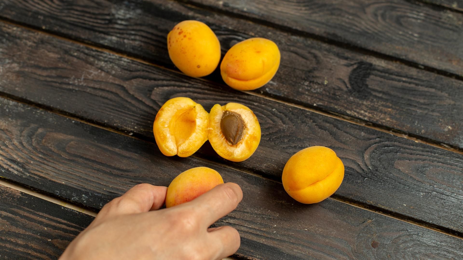 Los albaricoques son una fruta muy típica del verano. Los albaricoques son una fruta muy típica del verano.